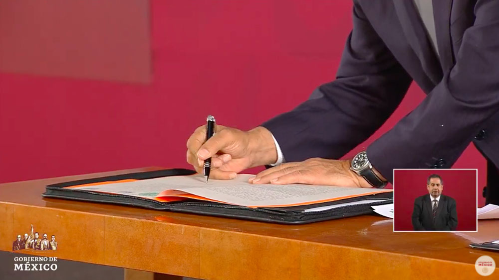 López Obrador firma ante notario compromiso de no reelección