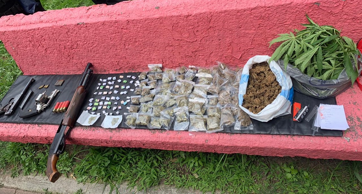 Procuraduría capitalina confirma arresto de miembros de 'Los Rodolfos' - armas-y-drogas-decomisadas