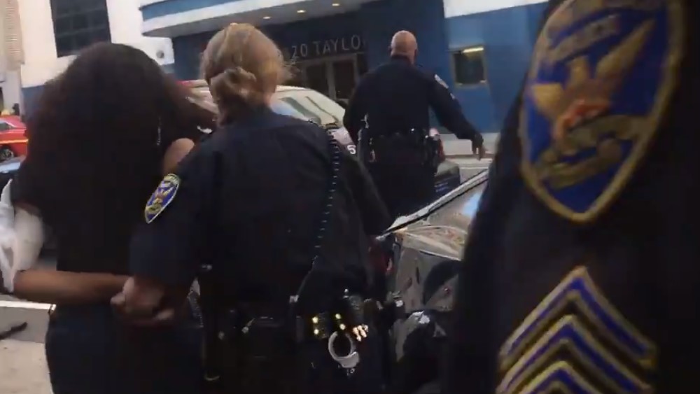 #Video Joven a bordo de Tesla atropella a matrimonio en San Francisco - arresto-de-conductora-del-tesla