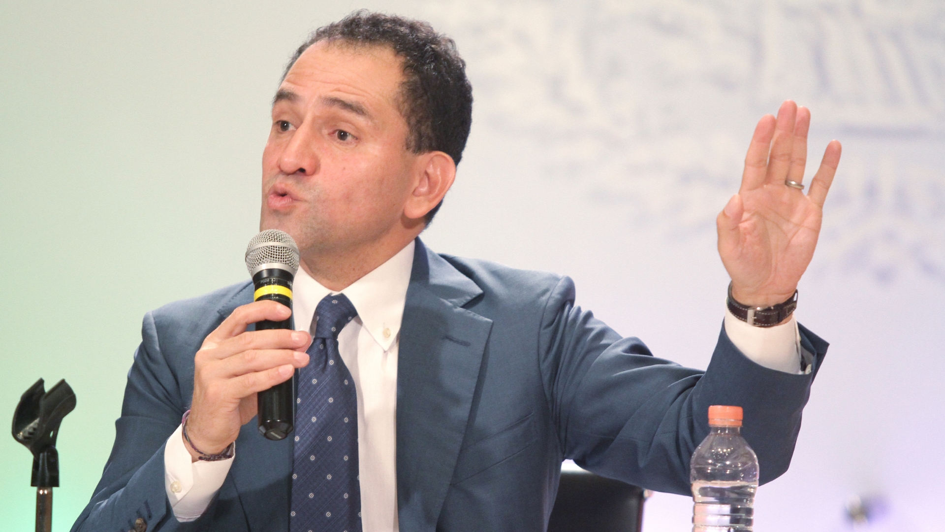 Esposa de Arturo Herrera no ocupa ningún cargo en el gobierno: SHCP