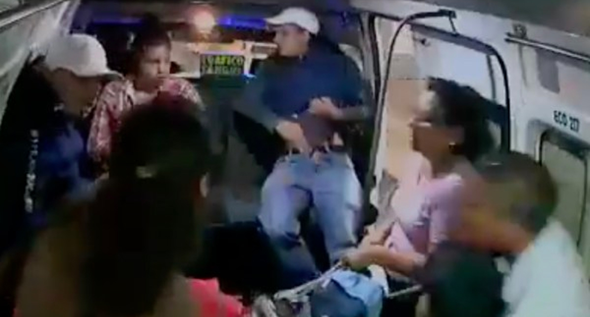 #Video Forcejean con conductor en asalto a combi en el Estado de México
