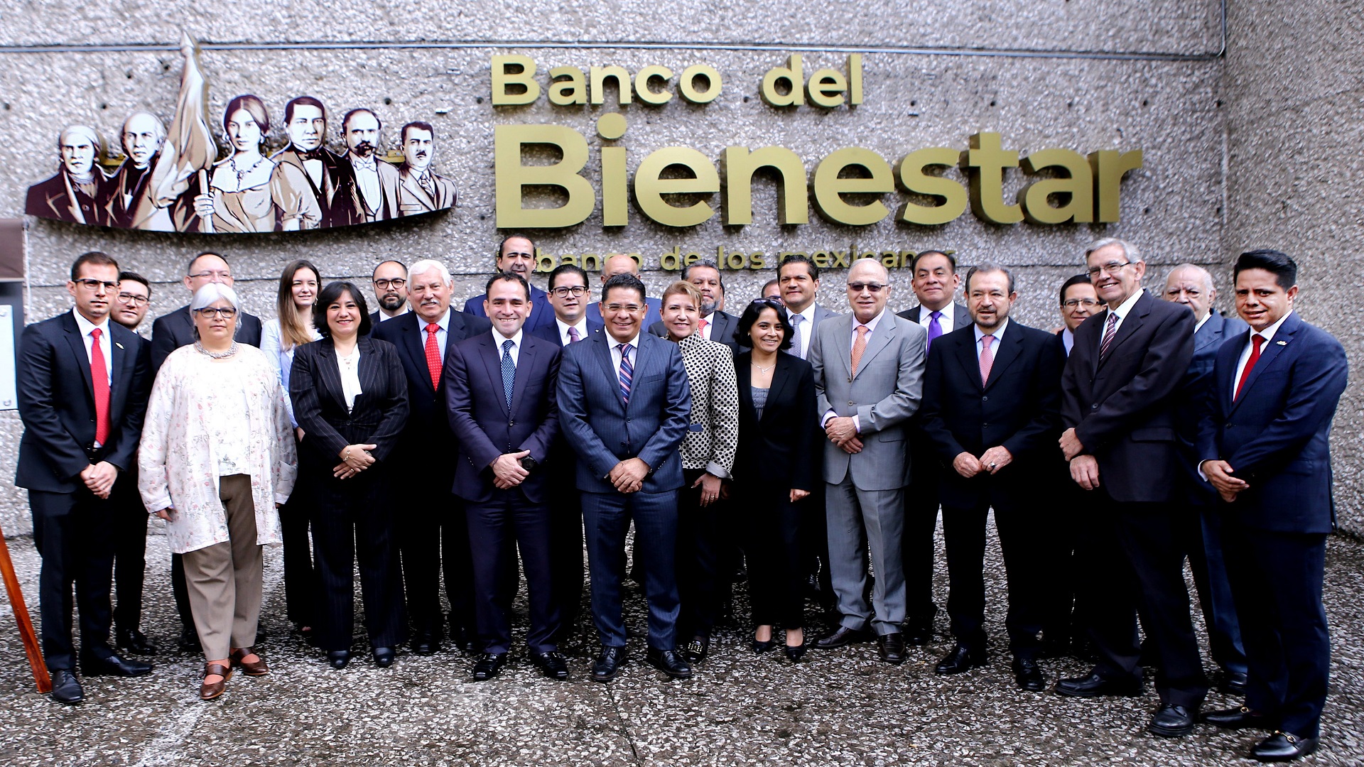 Banco del Bienestar inicia operaciones - asistentes-a-la-develacion-de-placa-conmemorativa-del-banco-del-bienestar
