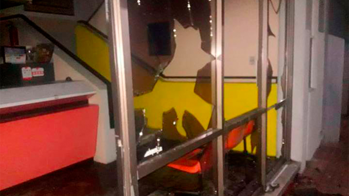 Atacan e incendian instalaciones del diario Monitor de Parral