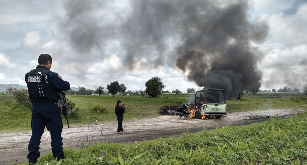 #Video Presuntos ladrones de combustible queman camionetas de Pemex #Video Presuntos ladrones de combustible queman camionetas de Pemex