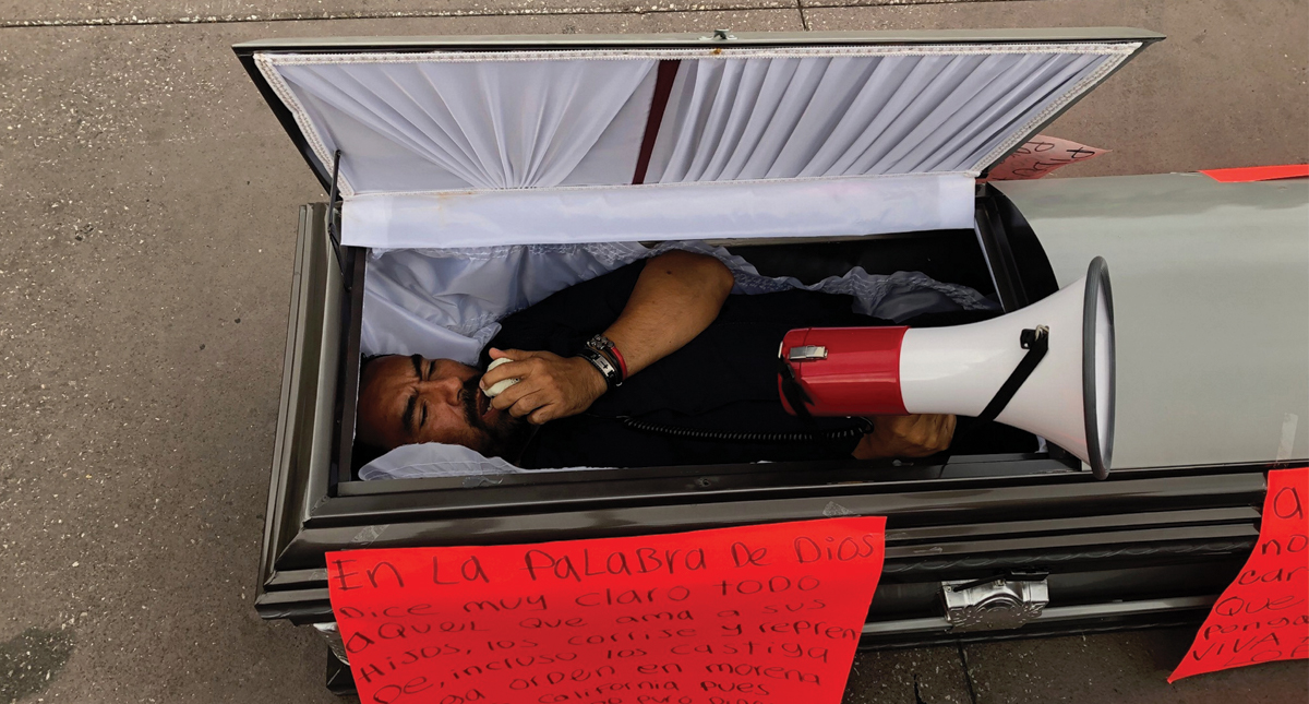 #Video Hombre se manifiesta dentro de ataúd frente a Palacio Nacional