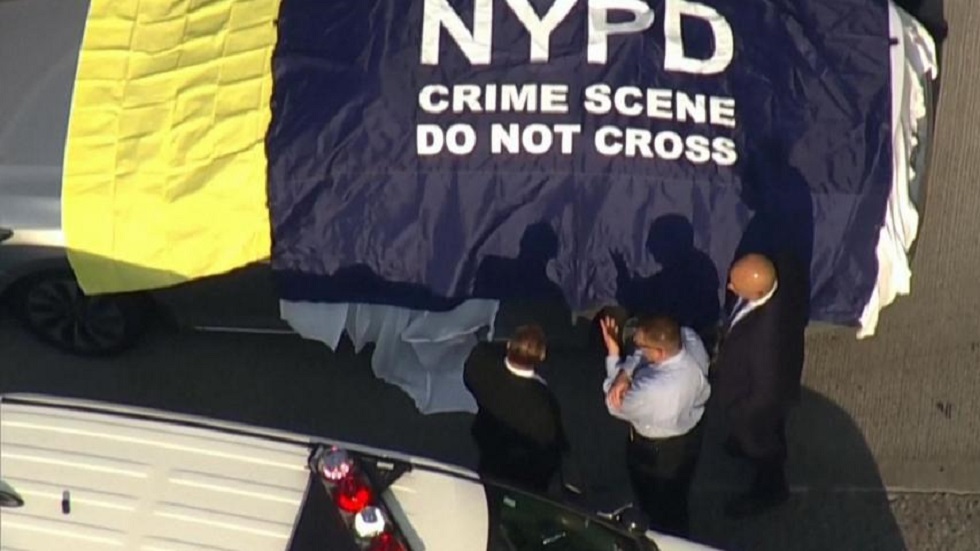 Gemelos mueren encerrados en auto al ser olvidados por su padre