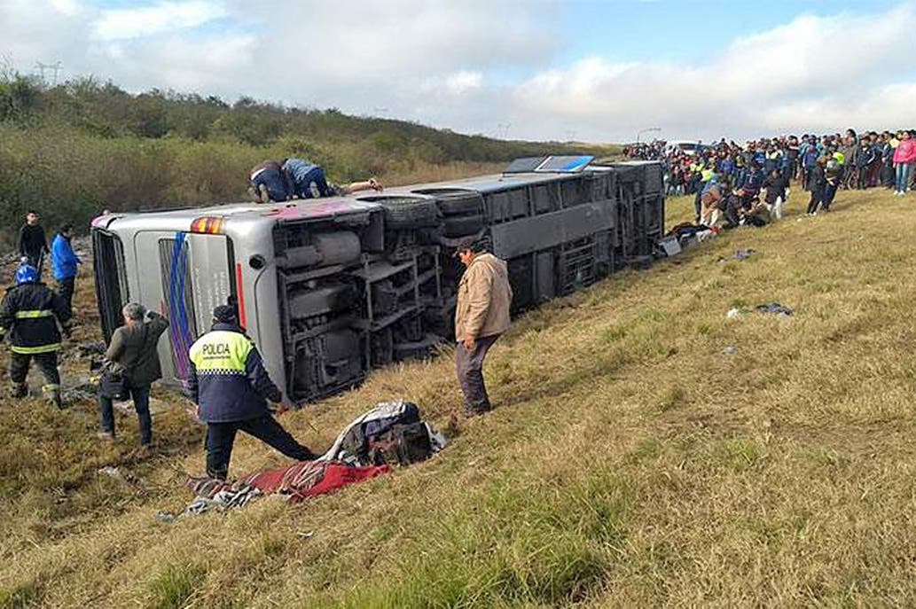 Al menos 15 personas murieron en volcadura de autobús en Argentina - autobus-volcadura