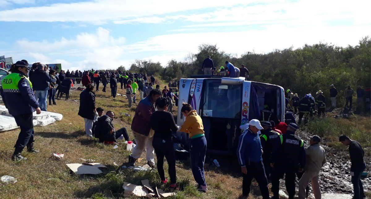 Al menos 15 personas murieron en volcadura de autobús en Argentina