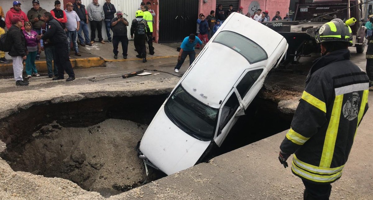 #Video Automóviles caen a profundo socavón en Ecatepec #Video Automóviles caen a profundo socavón en Ecatepec