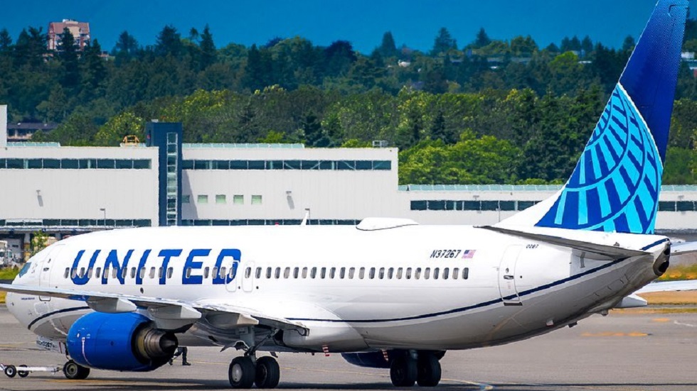 Aerolínea coloca en vuelo equivocado a adolescente de 14 años