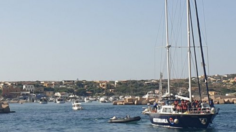 Barco con 41 migrantes llega a Italia pese a veto de Salvini