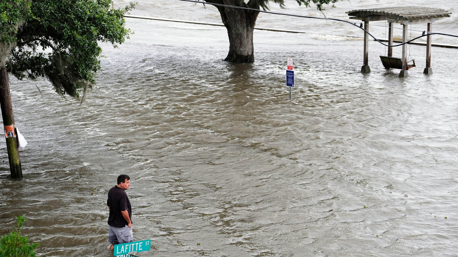 Barry toca tierra en Luisiana; se debilita a tormenta tropical