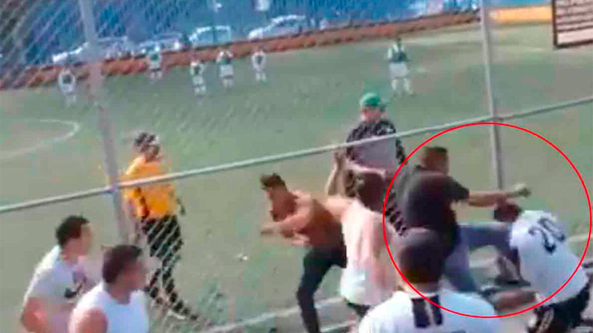 Sancionan a niños por batalla campal entre adultos en partido de futbol