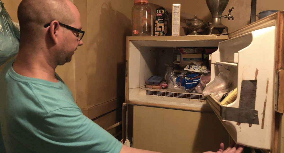 Hombre encuentra bebé momificado en congelador de la casa de su mamá