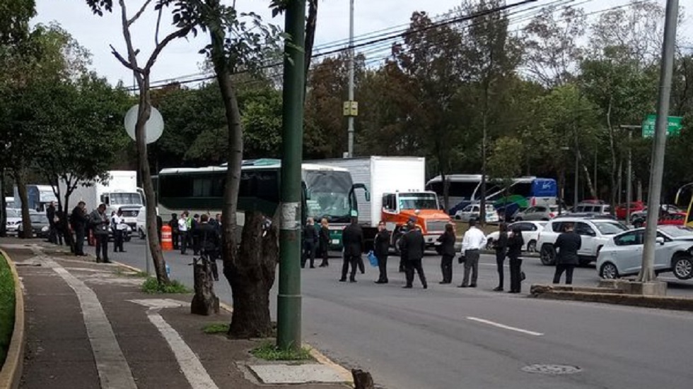 Policías federales bloquean Avenida Constituyentes - bloque-sobre-constituyentes