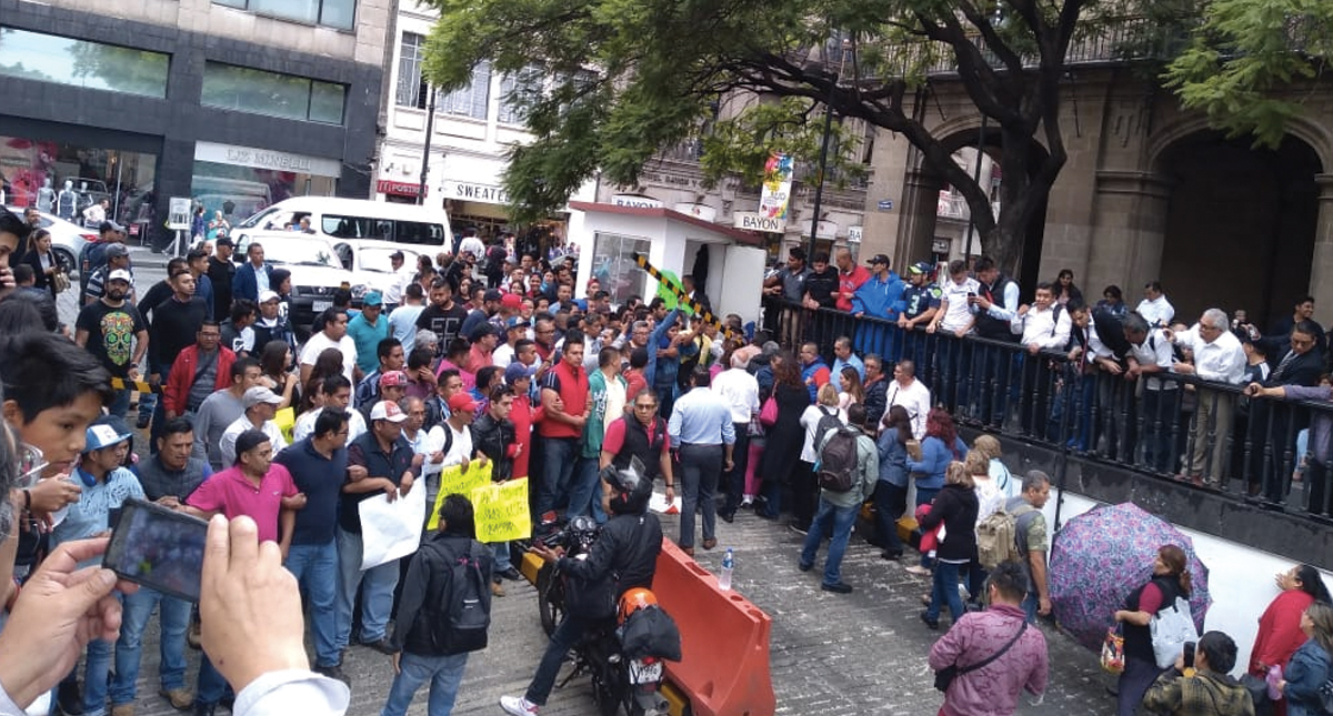 #Video Bomberos bloquean acceso a palacio de Gobierno de la Ciudad de México #Video Bomberos bloquean acceso a palacio de Gobierno de la Ciudad de México