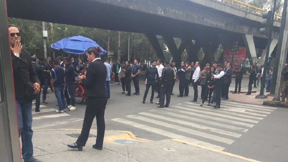 Policías federales bloquean Calzada Legaria Policías federales bloquean Calzada Legaria