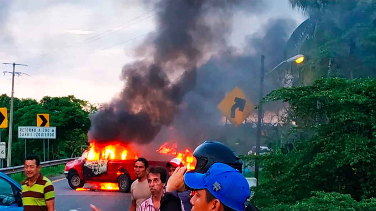 Bloquean carretera e incendian vehículos en Tabasco