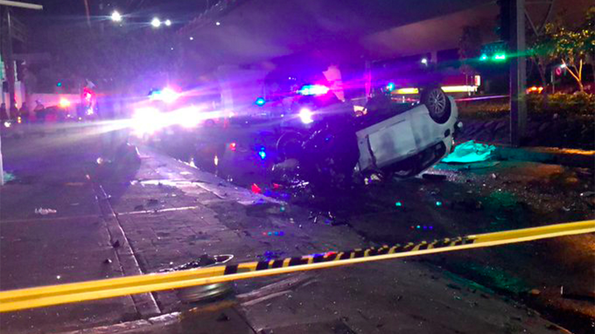 BMW cae de puente en Querétaro por ir jugando carreritas