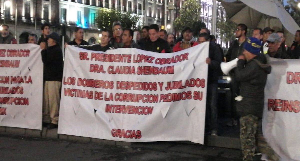 Protestan bomberos y nutriólogos frente a sede de gobierno capitalino y Palacio Nacional