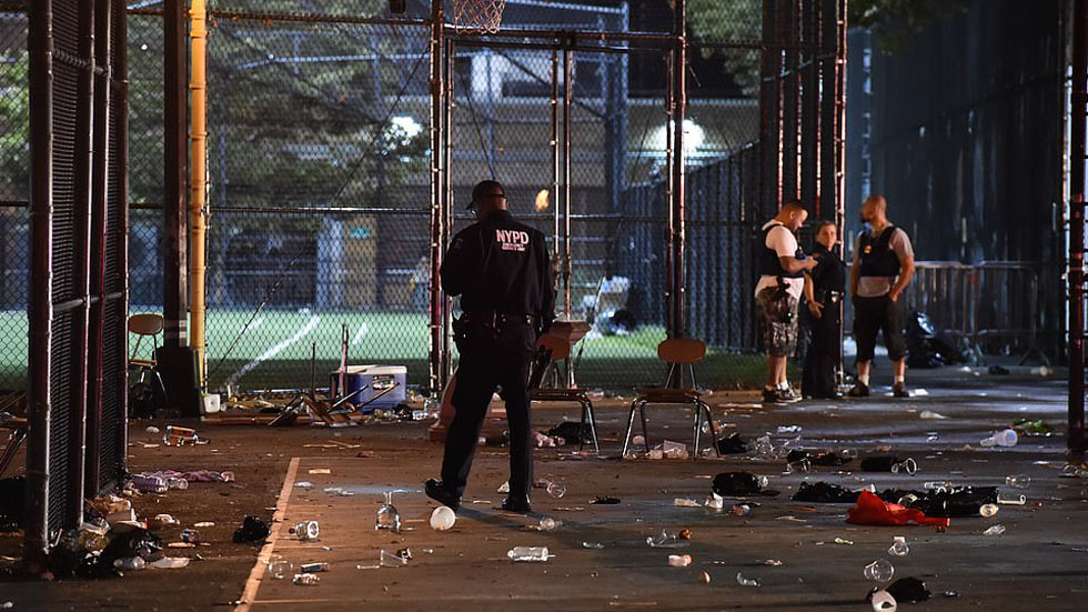 Tiroteo en Nueva York deja un muerto y once heridos - busqueda-de-evidencias-en-donde-se-realizaba-la-semana-de-los-temporeros-antiguos