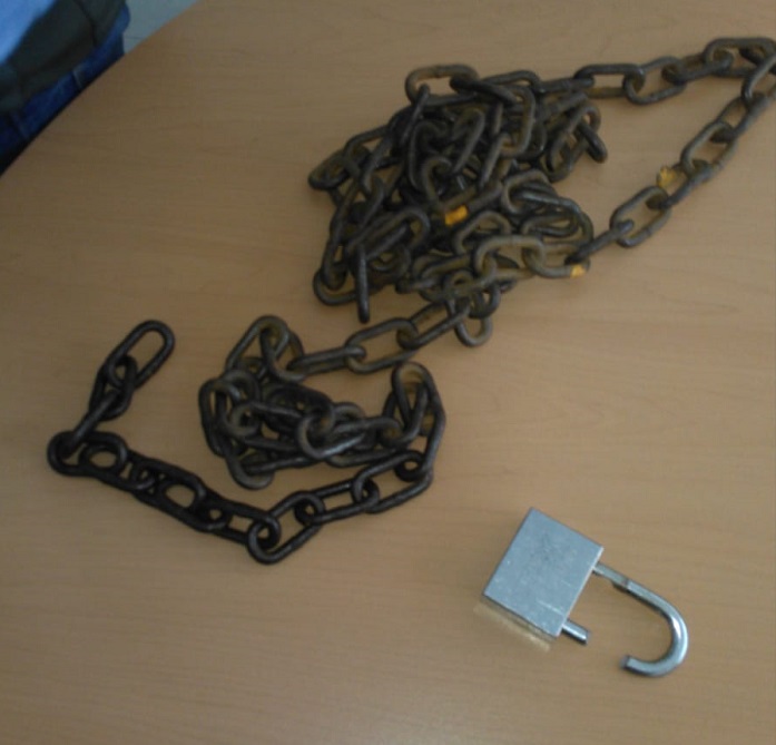 Rescatan a adolescente encadenado del cuello en Ecatepec - cadena-y-candado-con-que-era-atado-un-adolescente-en-ecatepec