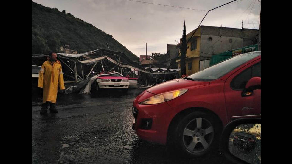 Caída de espectacular en Iztapalapa deja al menos seis lesionados - caida-espectacular-avenida-de-las-torres-2