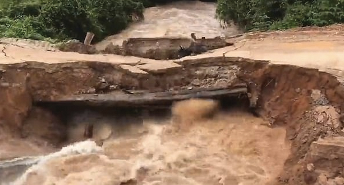 #Video Jóvenes caen y son arrastrados por río en Camboya