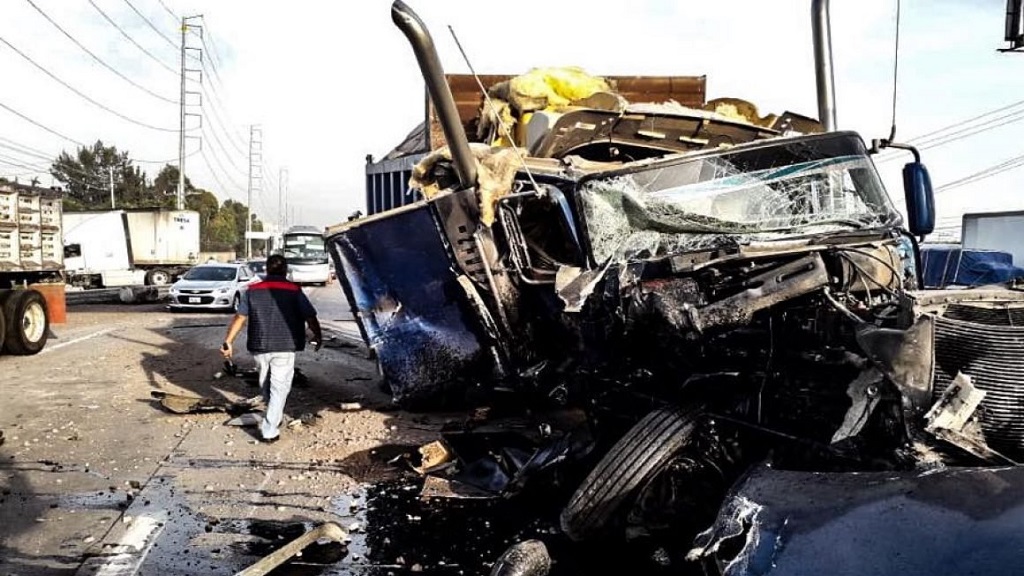 Tráiler choca camión de volteo sobre la México-Querétaro - camion-de-volteo