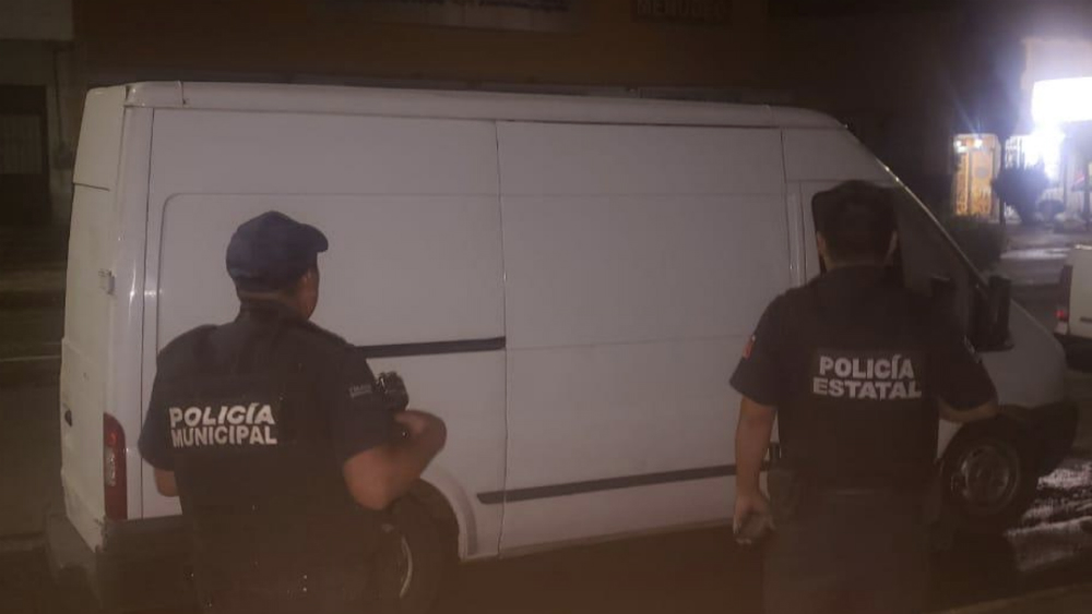 Detienen en Querétaro a chofer que transportaba a 30 migrantes en camioneta