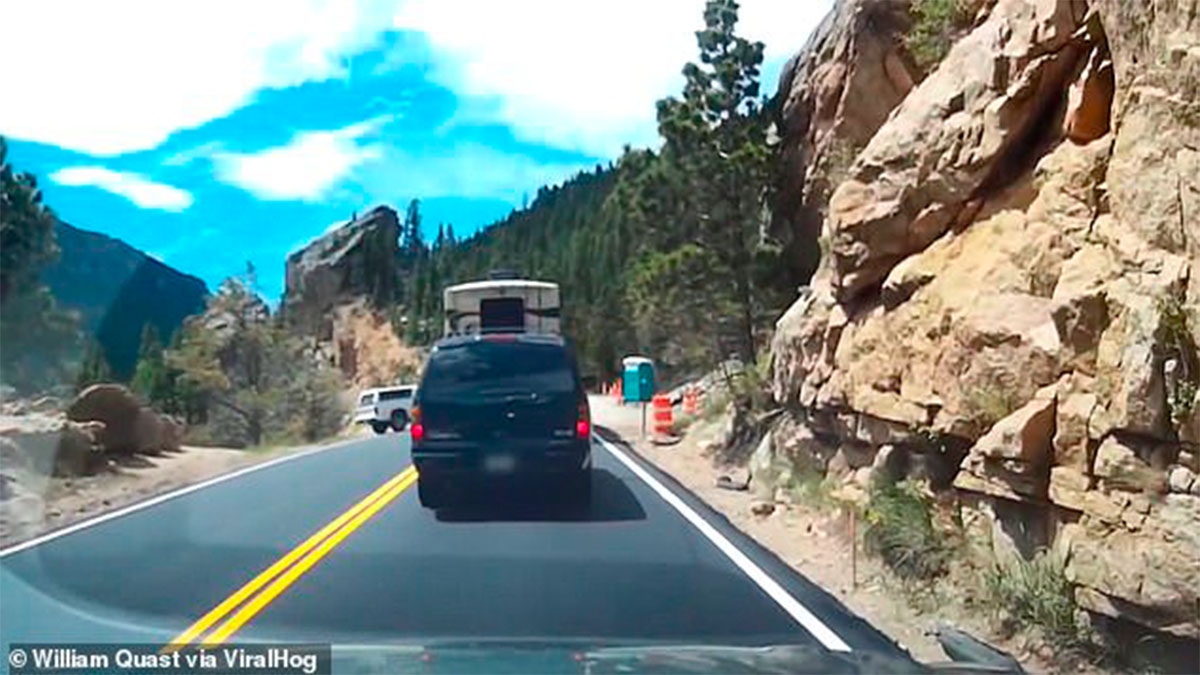 #Video Camioneta cae en acantilado por no ponerle el freno