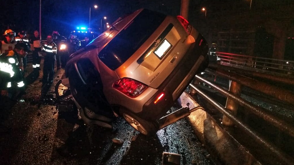 Muere joven al chocar en segundo piso del Periférico - camioneta-impactada-contra-aguja-del-2do-piso-del-periferico-y-san-jeronimo