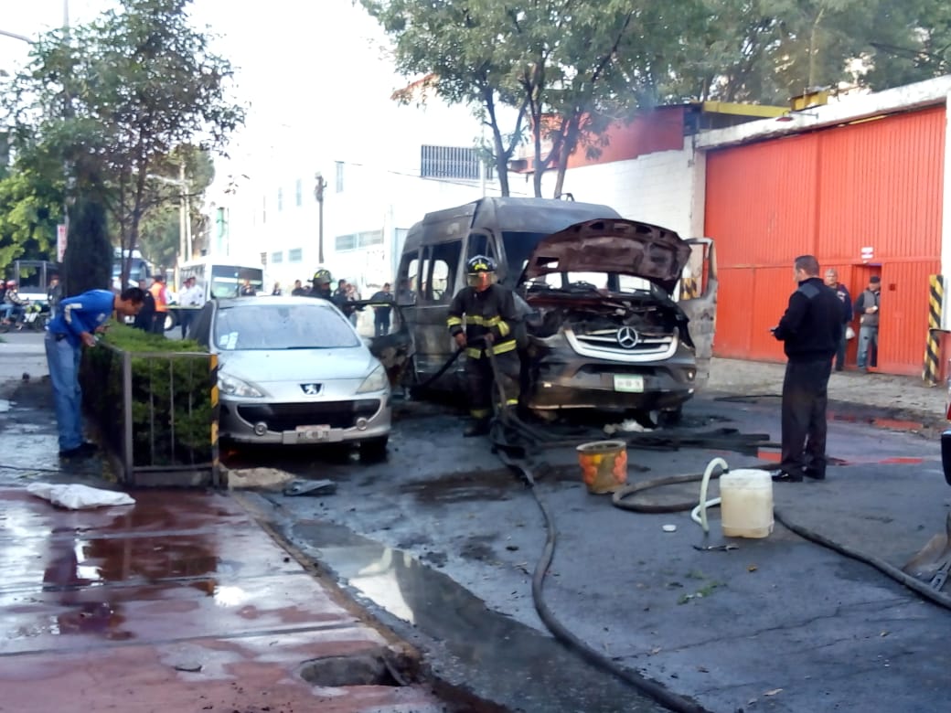 Incendian camioneta de transporte público en la colonia Vallejo - camioneta-incendiada-vallejo-1