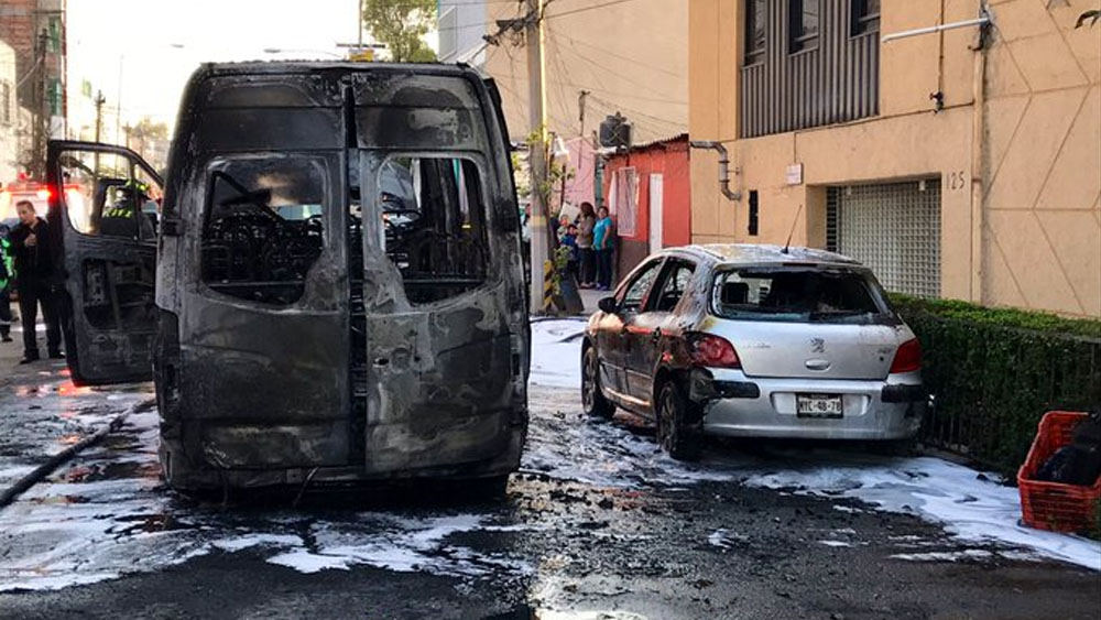 Incendian camioneta de transporte público en la colonia Vallejo