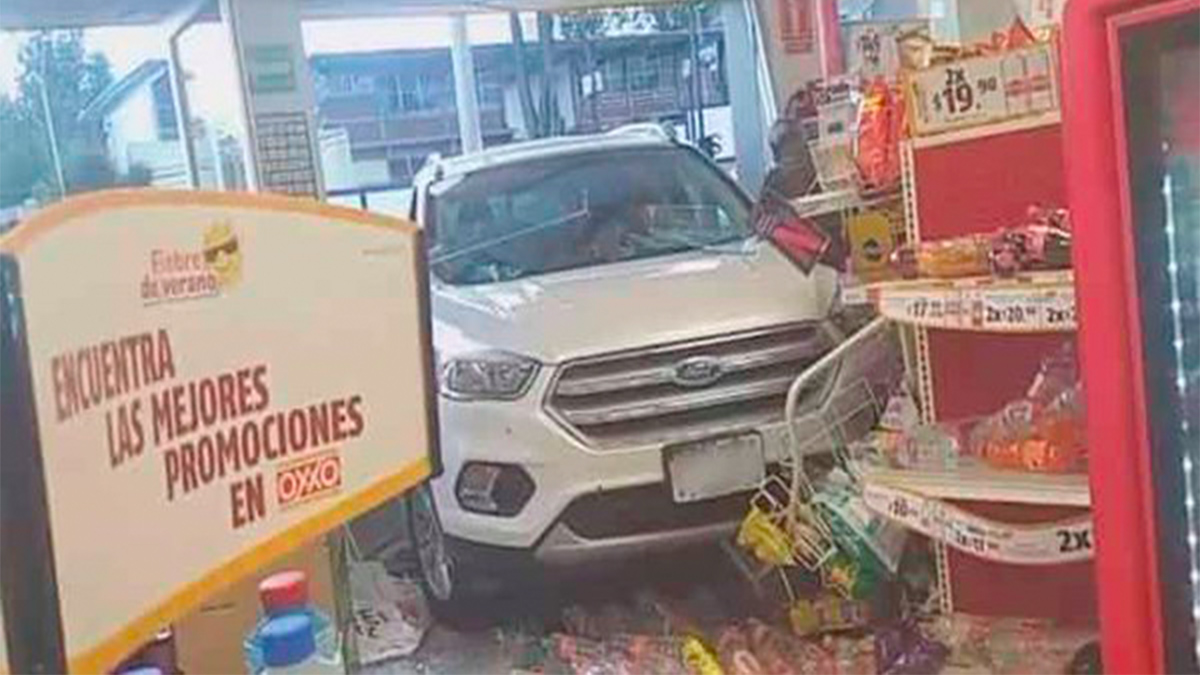 Mujer ingresa con todo y camioneta en tienda en el Estado de México