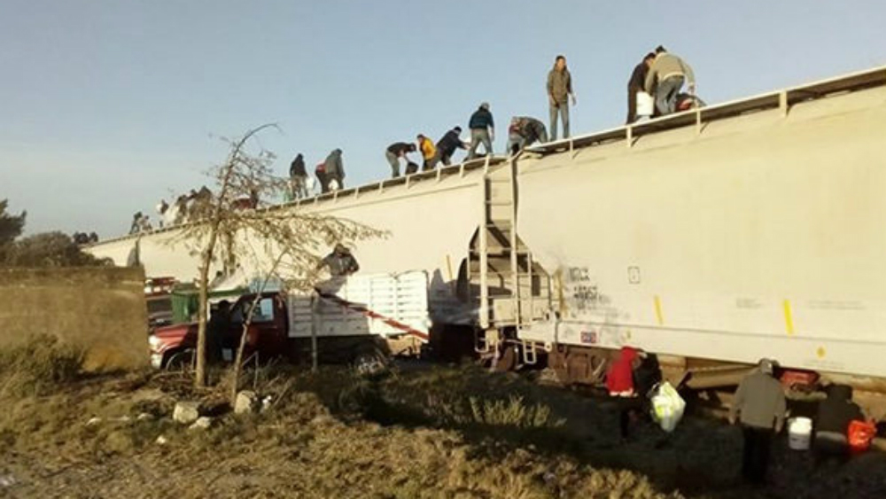 #VIDEO Asaltan tren con polietileno en Puebla
