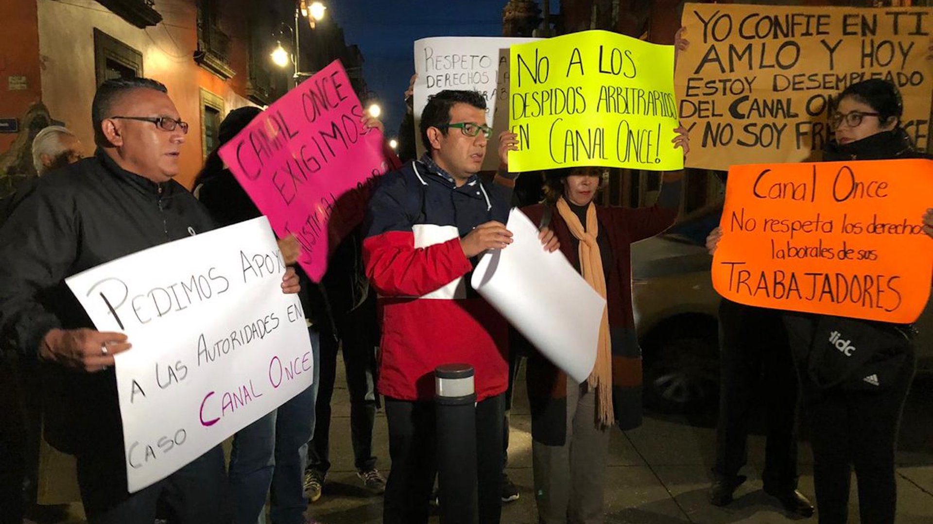 Extrabajadores de Canal Once se manifiestan afuera de Palacio Nacional Extrabajadores de Canal Once se manifiestan afuera de Palacio Nacional
