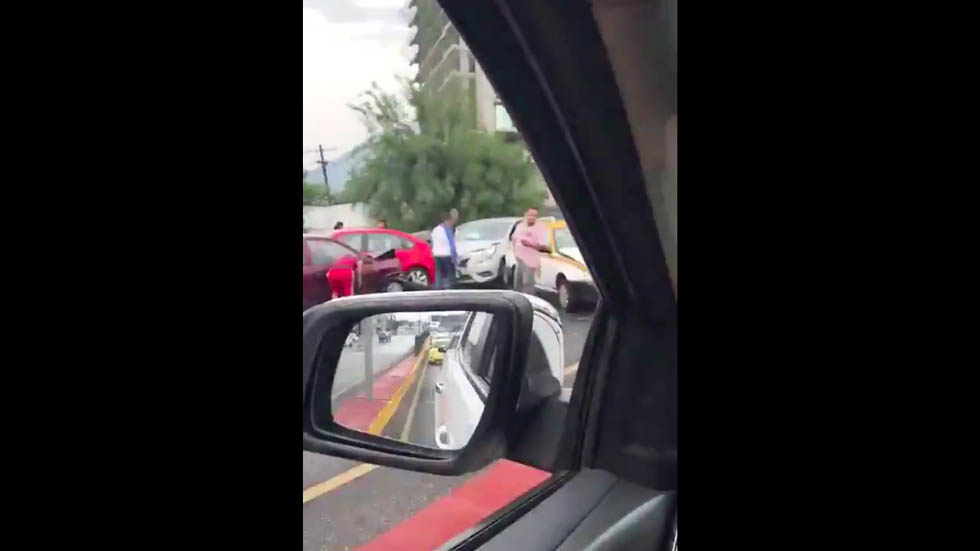 Carambola de más de 20 autos provoca afectación vial en Monterrey