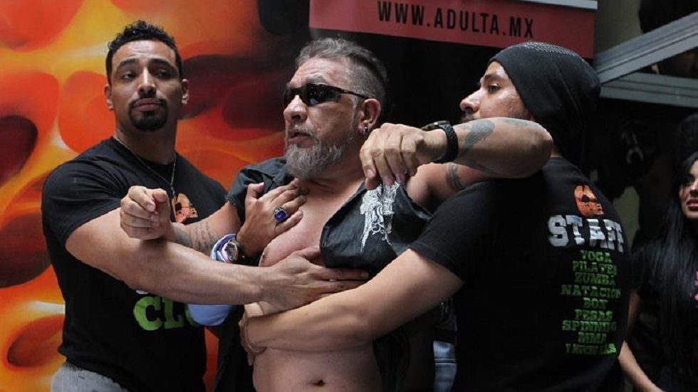 #Video Así terminó la conferencia de Alfredo Adame y Carlos Trejo - carlos-trejo-siendo-retenido-por-su-equipo-para-evitar-pelea