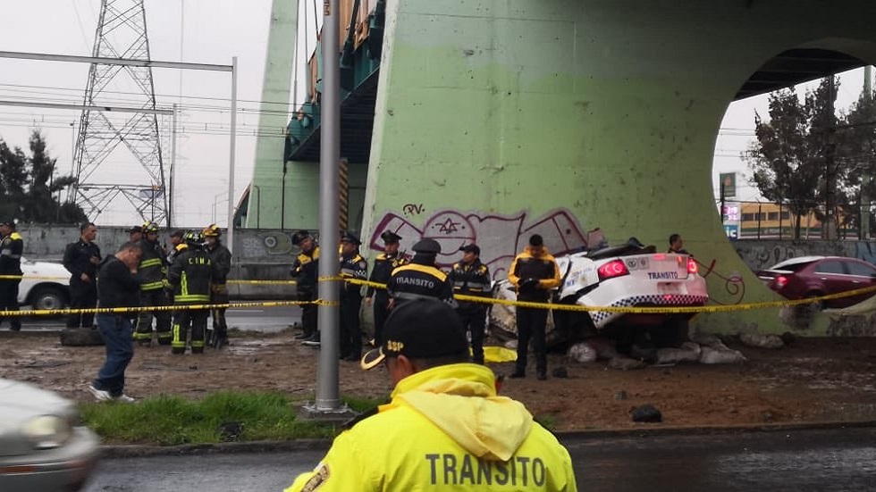 Mueren dos policías tras chocar contra muro en Calzada Zaragoza