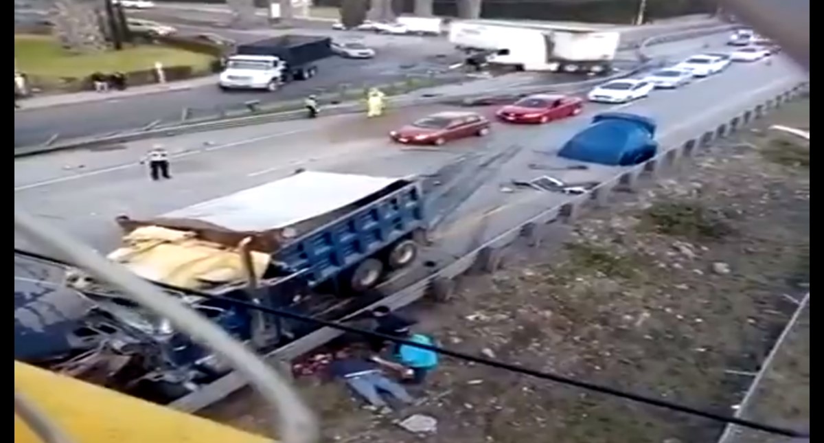 Tráiler choca camión de volteo sobre la México-Querétaro