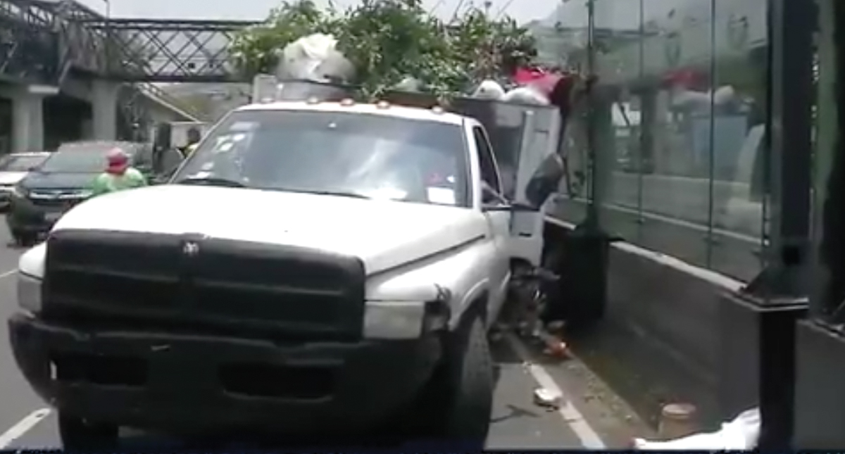 Camión choca contra estación del Tren Ligero en Tlalpan