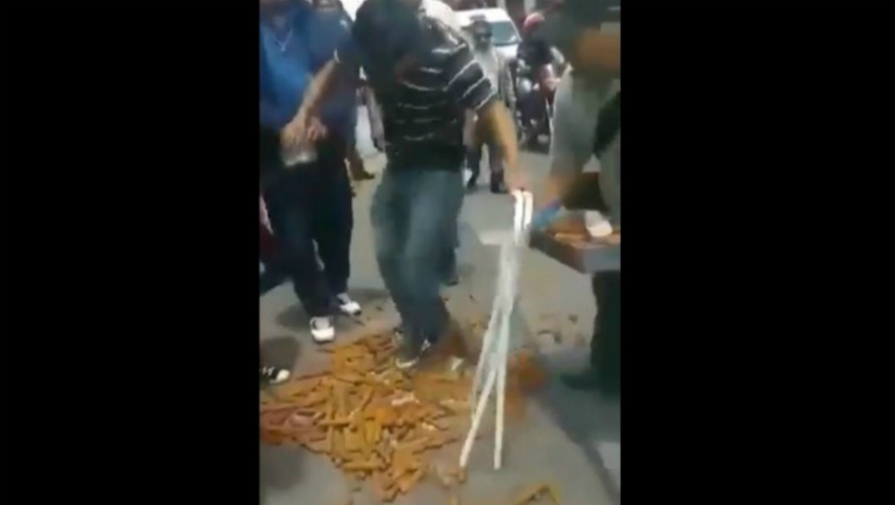 #Video Churrero prefiere pisar su producto antes de que entregarlo a autoridades