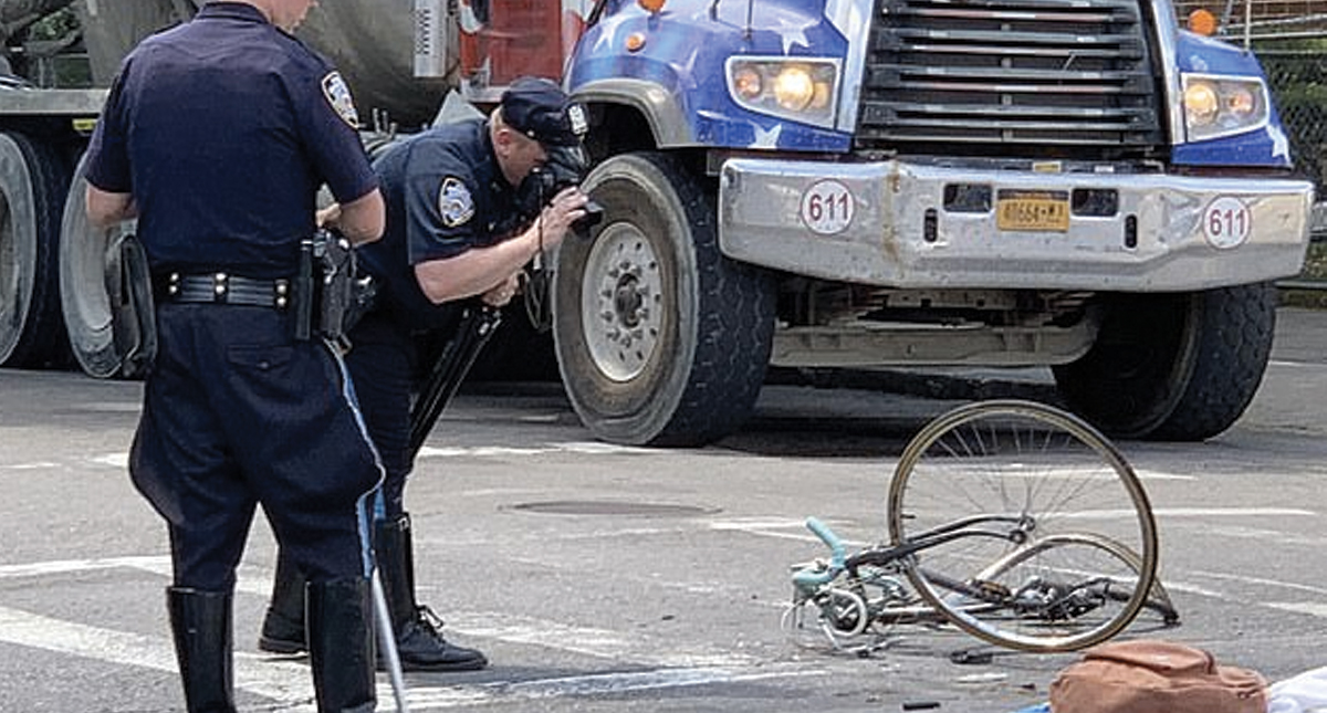 #Video Ciclista muere atropellada por revolvedora de cemento en Brooklyn #Video Ciclista muere atropellada por revolvedora de cemento en Brooklyn