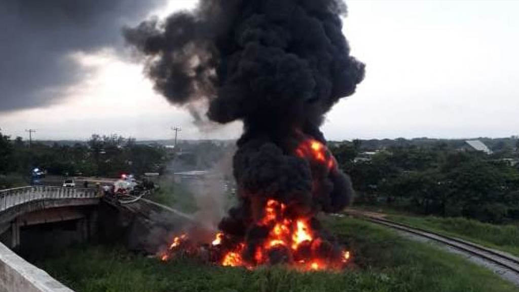 Pipa con diésel cae de puente en Coatzacoalcos y se incendia