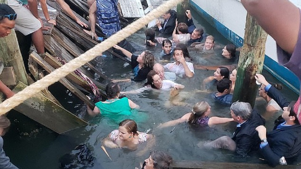 #Video Muelle de restaurante colapsa y arroja al agua a 24 personas