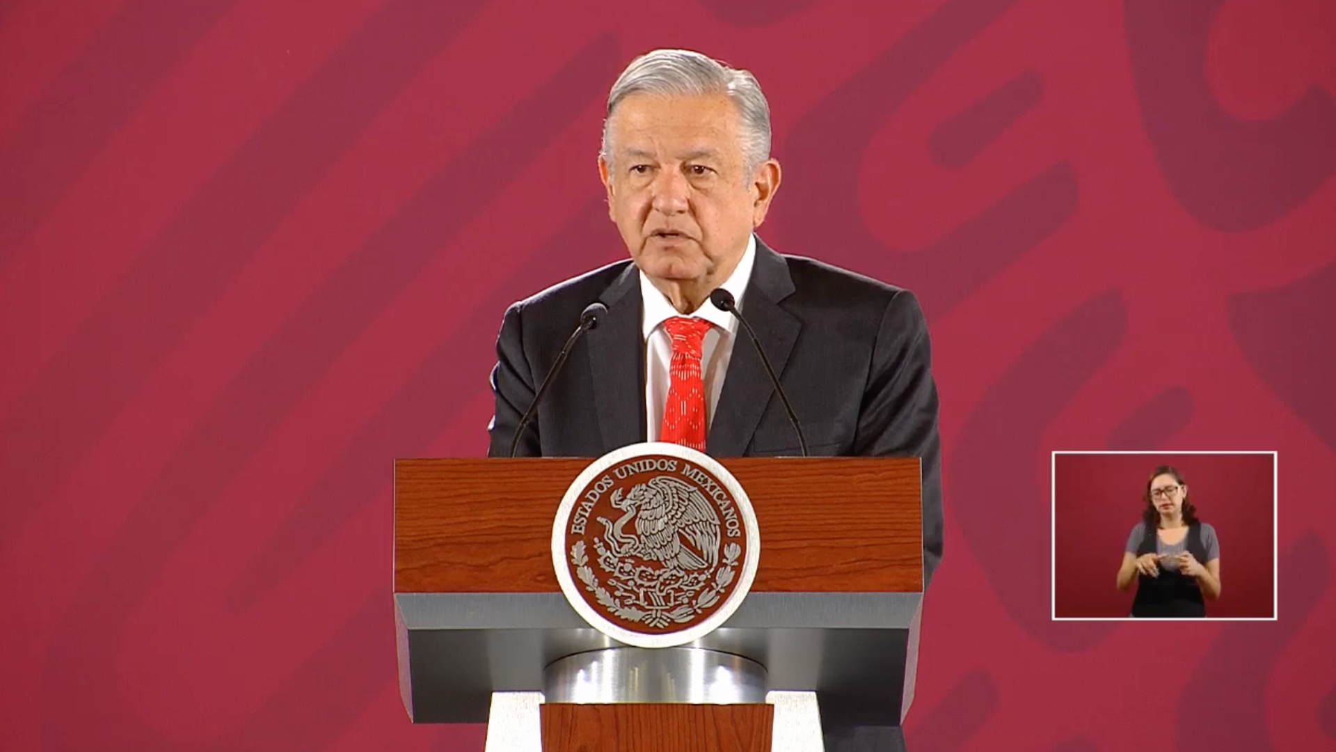 López Obrador niega riesgos por campañas de desprestigio
