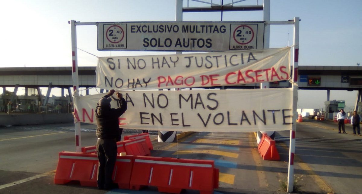 Transportistas de Zumpango toman caseta de la México-Pachuca - consignas-de-transportistas-de-zumpango
