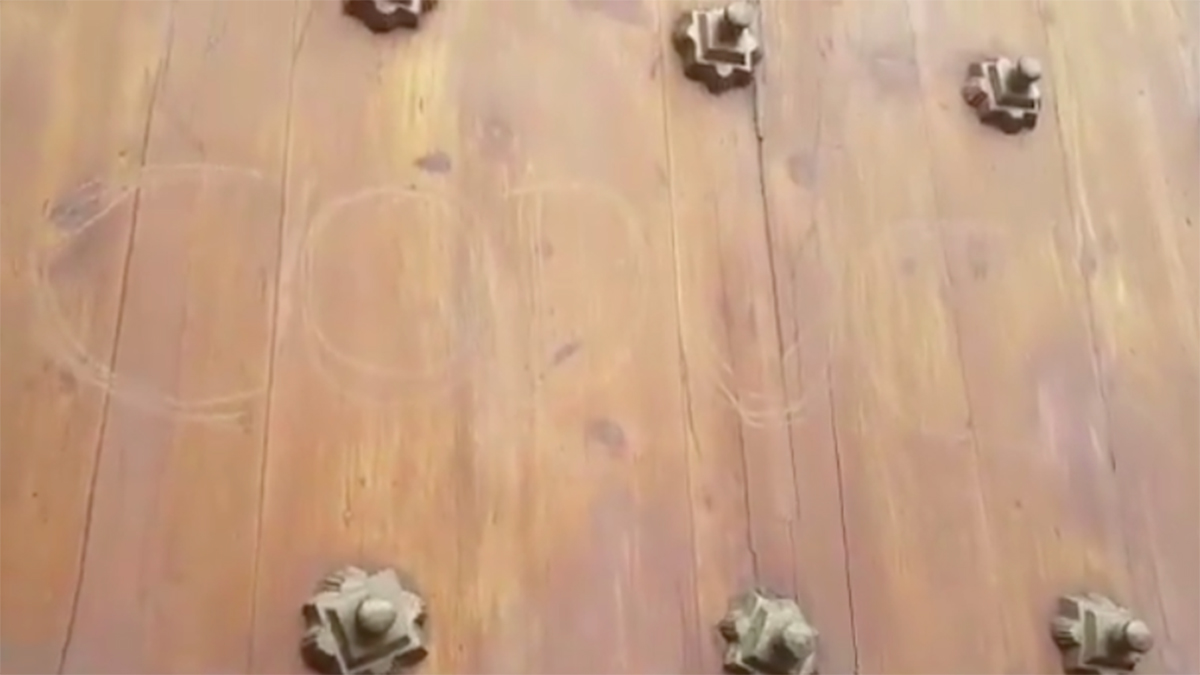 Presidencia denunciará a campesinos por daño a puerta de Palacio Nacional