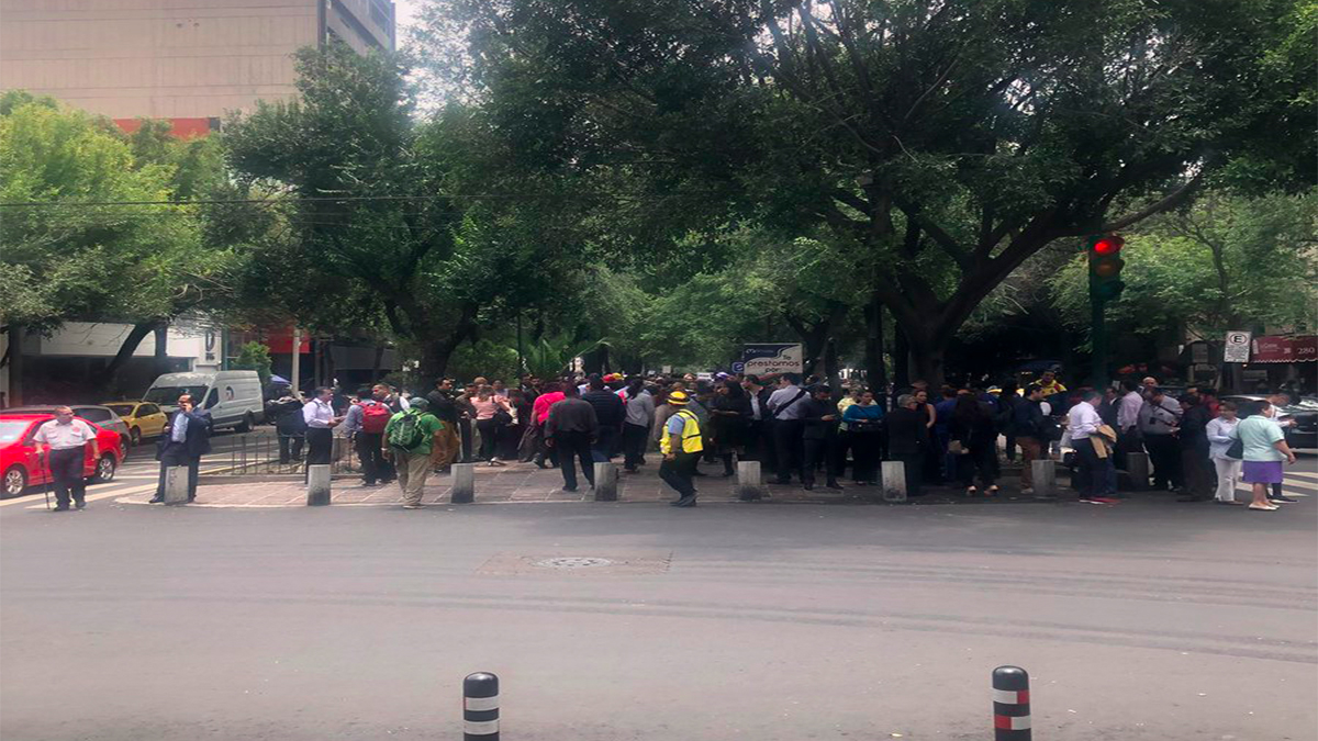 Desalojan edificio del IMSS por amenaza de bomba